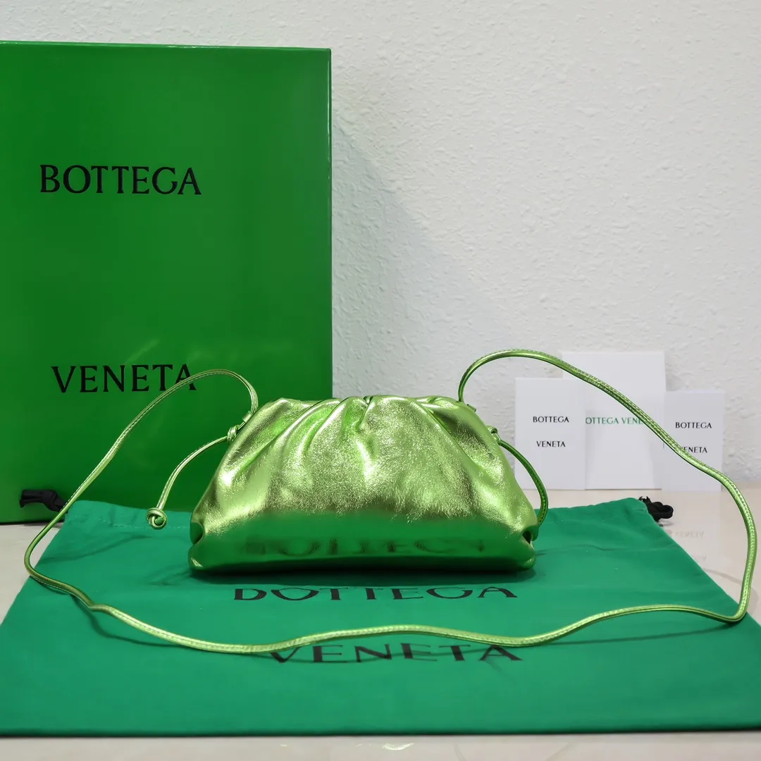 B's new product is online. The most popular cloud crossbody bag has new samples! If you think the original look is ordinary, then you will definitely like this one😍 The leaf-green slightly wrinkled bright metal and the often woven appearance present a classic work with a cool high-end feel. The look is already super cool when you pick it up. You must have the most special color. Size: 22x12x7, model: 6671#